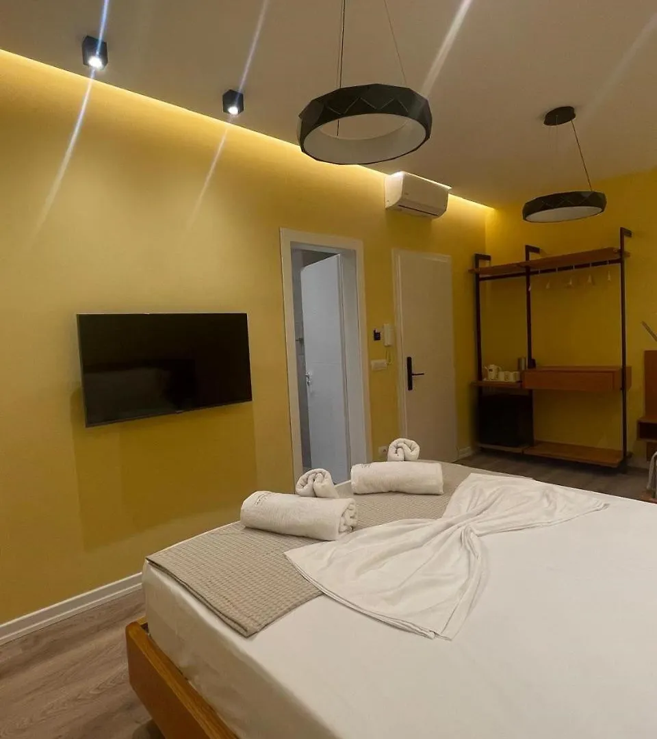 Klaudia Apartments Химара Албания
